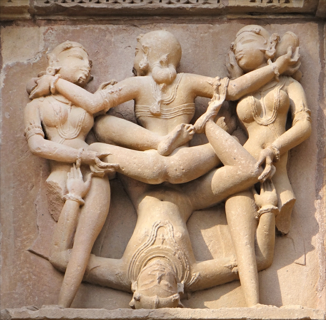 1_erotic_kama_statues_of_khajuraho_hindu_temple_kandariya_mahadeva_khajura%cc%82ho_india_2013